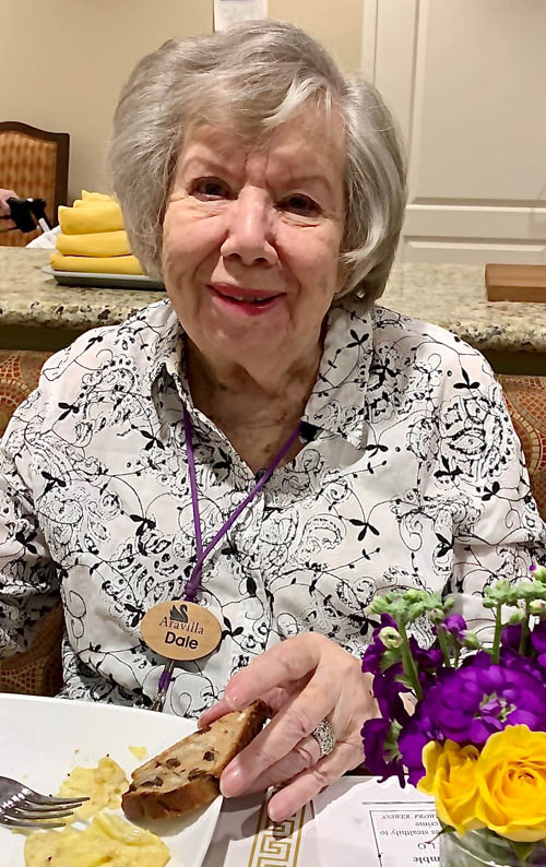 assisted living resident Aravilla Sarasota having breakfast