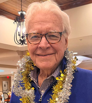 Assisted Living Aravilla Sarasota - senior smiling celebrating