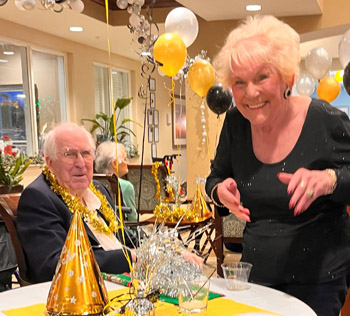 Assisted Living Aravilla Sarasota - seniors celebrating New Year's Eve