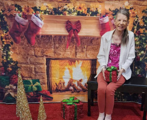 memory care Aravilla Sarasota holidays - Patricia poses for her holiday picture