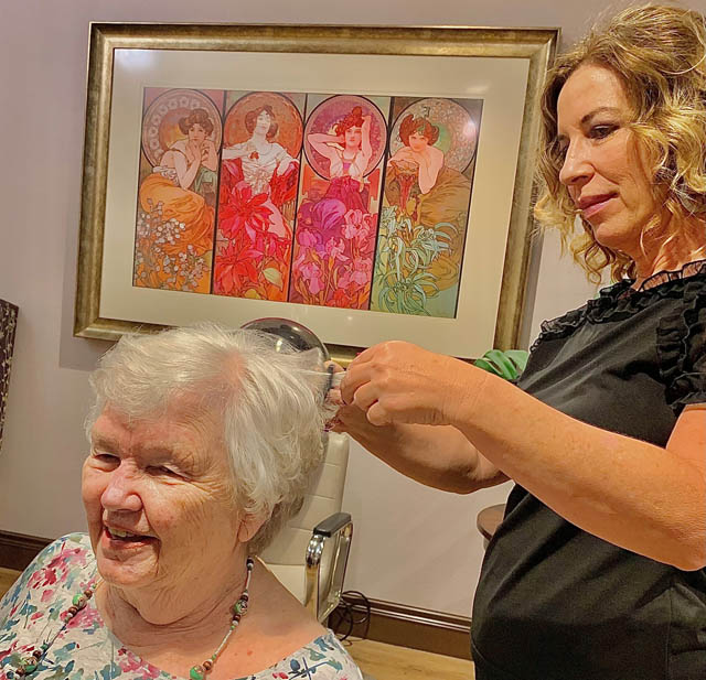 Aravilla Sarasota senior resident getting hair done